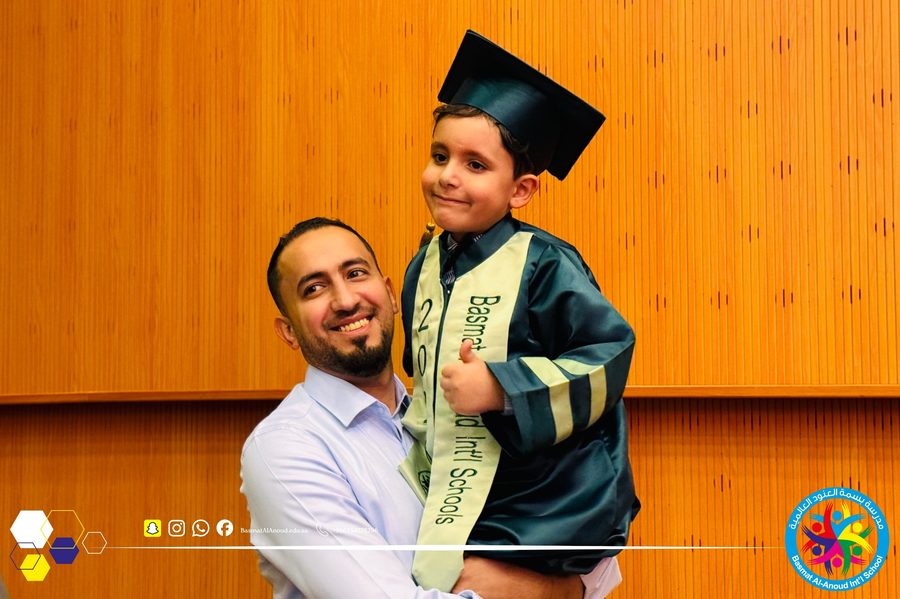 ولي أمر يحتفل بتخرج طفله في مدارس بسمة العنود العالمية
